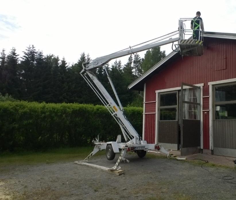 Sammuta moottori punaisesta painikkeesta työskentelyn ajaksi. Ohjausvipuja voidaan käyttää vain yhtä kerrallaan.