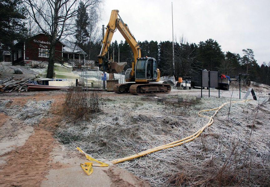 Kuva 2. Pumppukaivo sijoittuu Metsähallituksen uudisrakennuksen koilliskulmalle, vastapäätä Slottsknektens Stuga-ravintolaa.