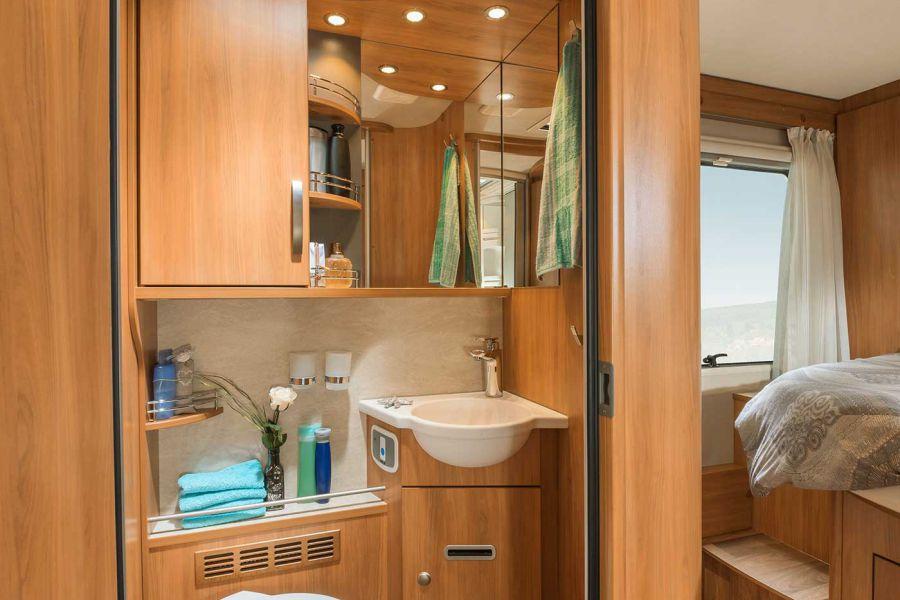 Säilytystilat HYMER Tramp CL 698 -mallin pesutilassa pieni kaappi ja