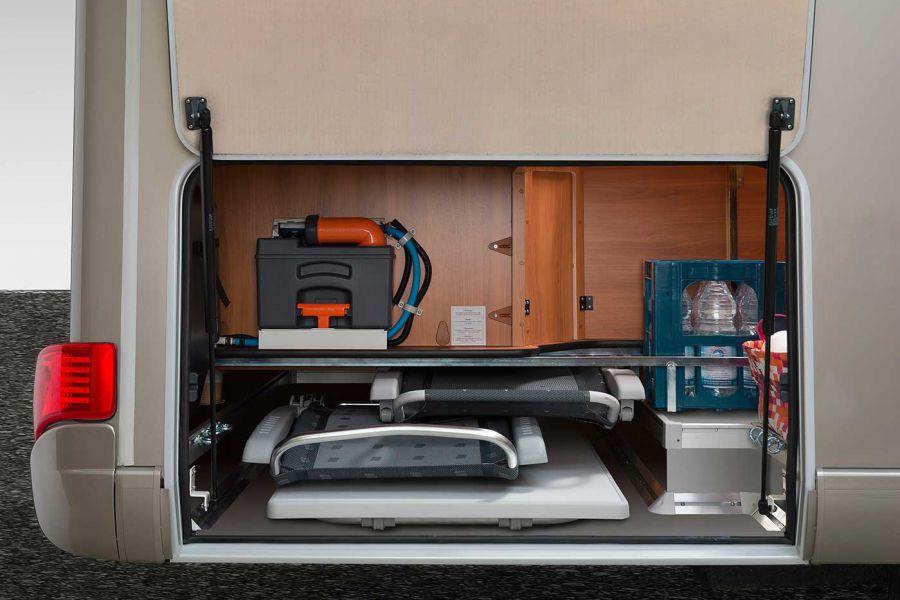 Takaosan tavaratila HYMER Tramp CL 668 -mallin takaosan tavaratilaan on sijoitettu WC-kasetti. Täällä on runsaasti tilaa myös retkikalusteille ja muille matkavarusteille.