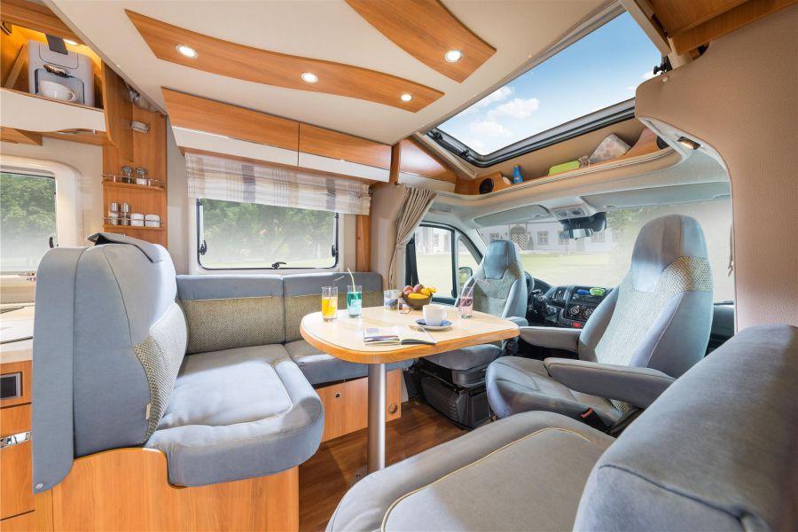 HYMER Tramp CL sisältää poikkeuksellisen tilavan oleskelutilan. parhaimman istuinmukavuuden. Istuimia voi lisäksi kääntää 180.