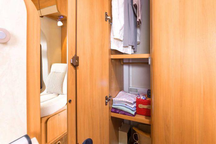 Viihtyisää asumista Paljon tilaa lomavaatteille Sisustus on HYMER Tramp CL 588 -mallissa pidetty vakiona lämpimässä Trentino