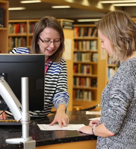 23 Henkilökunta ja koulutus Vuoden 2016 lopussa kirjaston palkkaamana työskenteli yhteensä 139 henkilöä, joista kirjastoammatillisia oli 137 henkilöä.