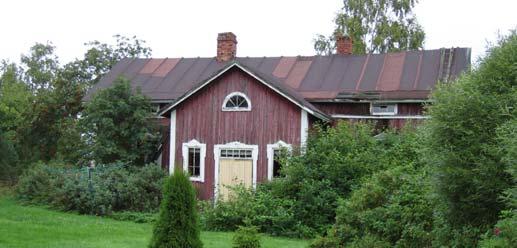 Pihassa on kaksi asuinrakennusta ja kaksi suurta piharakennusta.