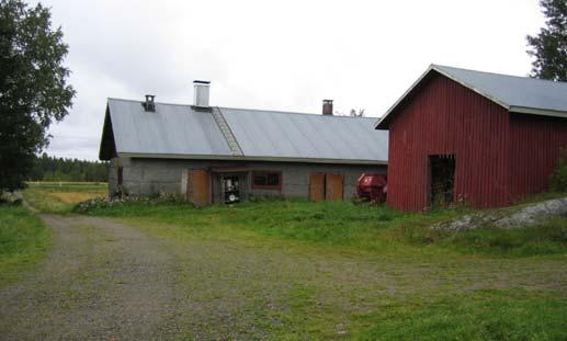vierellä. Pihapiirissä on päärakennuksen lisäksi useita piharakennuksia.