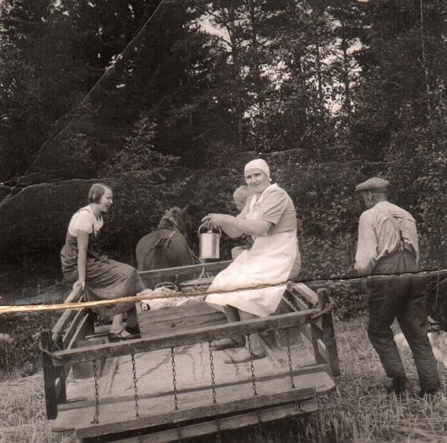 Isäntä ja koneet Raimo: Onni ostatti kaikkii konei ja vehkei, eikä koneet oikeen pysyny kunnossa. Rinnen Ale hoiti niitä sitte. Kerranki, mikä hemmetin vehe se oli, joku haravajuttu.