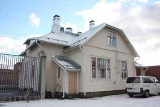 TIF 175 Sininen huvila ja altaani rautatielle päin.