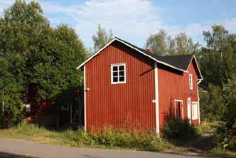 Pihapiirissä on ulkorakennus (178b; luokka 3), johon on myöhemmin lisätty poikittainen lisäosa vuonna 1937.