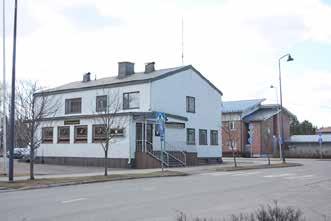 Opintien ja Keskustien risteyksessä sijaitsee hammaslääkäri Hilja Junnisen vastaanotto- ja asuintalo (187b; luokka 2) vuodelta 1955.