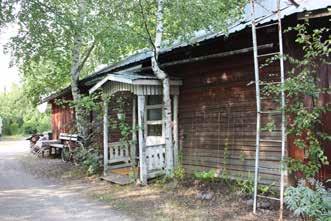 piiru- ja lautarakenteisia varastoja.
