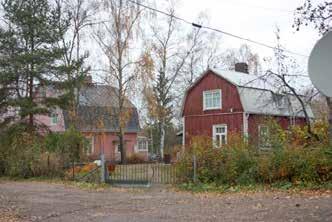 Ahtola vuodelta 1924 on säilynyt hyvin alkuperäisen oloisena ja on alueelle tyypillinen taitekattoinen ja kapea 1920-luvun pientalo. Tontilla 14 (191c; luokka 2) on vuonna 1948 rakennettu omakotitalo.