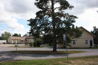 laajuinen. Viereiselle urheilukentälle rakennettiin koulua palvelevia talous- ja pukuhuonerakennuksia.