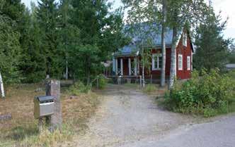 N:o 2:ssa oleva puolitoistakerroksinen puutalo (194a; luokka 1) Kolmion-tilalla on peräisin 1920-luvun alusta. Hirsirunkoinen, peiterimavuorattu rakennus on ikkunoita myöten alkuperäisessä asussaan.