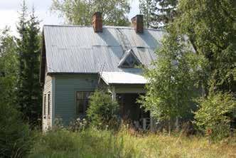 Tien itäpuolella tonteilla 8-20 (194b; luokka 2) on 1930-luvun lopulta 1950-luvun alkuun rakennettuja puurakenteisia pientaloja, joita on osittain korjattu liian raskaalla kädellä.
