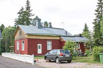 Jokivarrentie 13:sta sijaitsee 1930-luvun vuorattu hirsitalo (194c; luokka 2). Rakennuksessa on jyrkkä satulakatto, myöhemmin rakennettu kuisti ja vastakkaisella sivulla frontoni. Talo on asumaton.