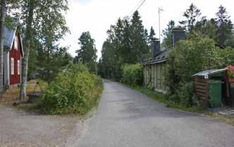 Jokivarrentie 1 on vuonna 1930 rakennettu erikoisella tavalla koristeltu pieni, pitkäomainen puutalo (194d; luokka 2) aivan tielinjassa kiinni.
