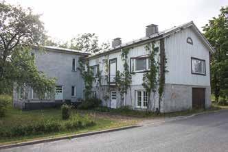 Jyväkuja 8:ssa (195b; luokka 2) on 1920-luvun lopun kuistillinen pientalo.