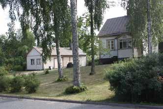 Jyväkuja 2:ssa on liikerakennuksen ja asuinrakennuksen yhdistelmä, jossa on alkujaan toiminut Rantakarin konepaja (195a;