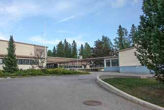 Rakennus sijaitsee näkyvällä paikalla mäen rinteessä.