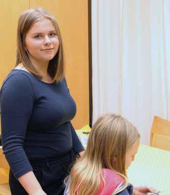 Parasta on saada hassutella Anna Pietikäinen, 15, kulkee isoveljensä jalanjäljissä kerhonohjaajana.