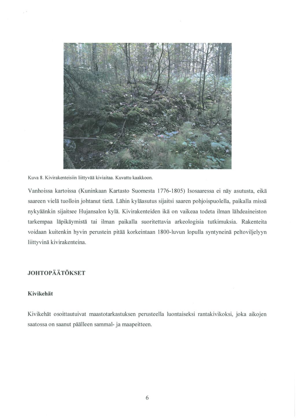 Kuva 8. Kivirakenteisiin liittyvää kiviaitaa. Kuvattu kaakkoon. Vanhoissa kartoissa (Kuninkaan Kartasto Suomesta 1776-1805) Isosaaressa ei näy asutusta, eikä saareen vielä tuolloin johtanut tietä.