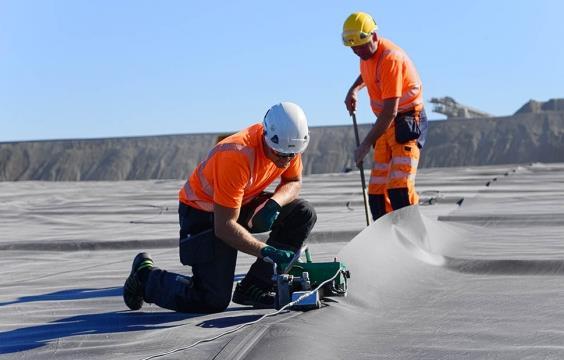 24 Luovutetun alapuolisen malmikerroksen päälle tulevat tekstiili ja kalvokerrokset koostuvat alapuolisesta geotekstiilistä 400 g/m²b24, väliin tulevasta HDPE-kalvosta 2,0 mm ja pintapuolisesta