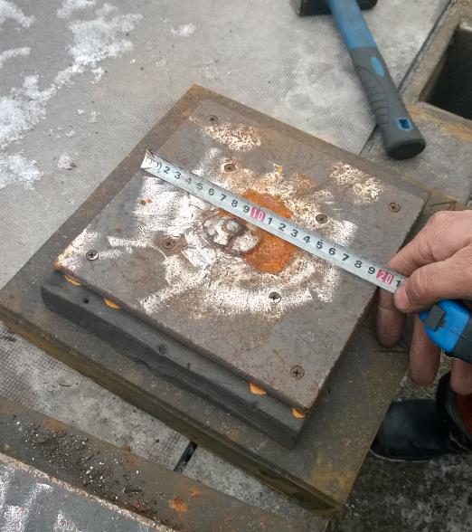 Kuva 28. Prototyypeissä käytettävä keinuraudan ja vaimenninkumin yhdistelmä. Prototyypeissä on joitain selkeitä eroavaisuuksia, mutta myös samankaltaisuuksia työssä suunniteltuun malliin nähden.