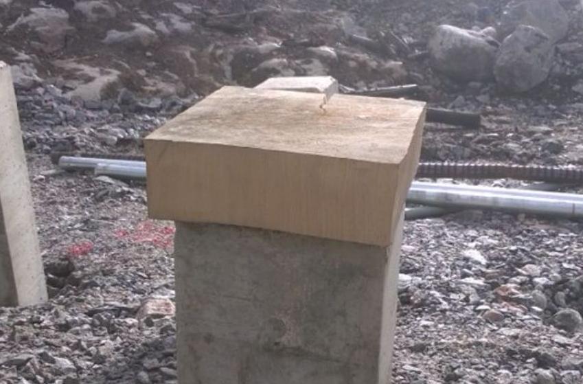 Kuvassa paalutuskoneen takaosassa oleva säädettävä vastapaino, jonka avulla paalutuskone pysyy vakaana, kun paaluja joudutaan kallistamaan tai kurottamaan.