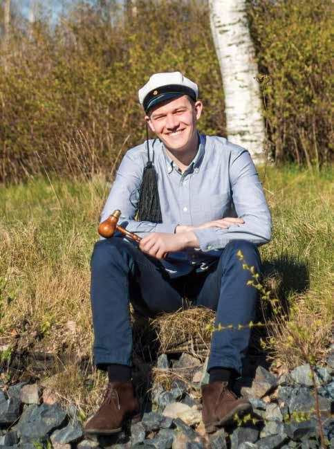 kun mä fuksina tänne taapersin, en tiennyt mitä sähkö on. meni innosta pieni pääni sekaisin, laulukirja oli tarpeeton. mulla kavaletti, nabla ja kosini fii, oli öisinkin mielessä.