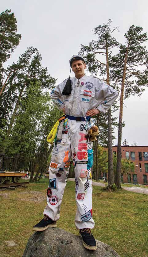 kun mä fuksina tänne taapersin, en tiennyt mitä sähkö on. meni innosta pieni pääni sekaisin, laulukirja oli tarpeeton. mulla kavaletti, nabla ja kosini fii, oli öisinkin mielessä.