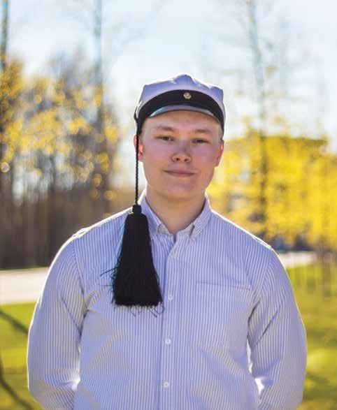 kun mä fuksina tänne taapersin, en tiennyt mitä sähkö on. meni innosta pieni pääni sekaisin, laulukirja oli tarpeeton. mulla kavaletti, nabla ja kosini fii, oli öisinkin mielessä.