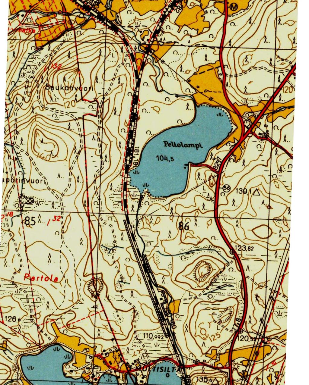 Kuva 3. Peruskartta 2123 08 vuodelta 1953 (Maanmittauslaitos).Uutena elementtinä on karttaan merkitty ratayhteys Sarankulman teollisuusalueelle sekä muutamat alueella risteilevät polut.