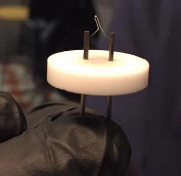 23 käyttää elektronisuihkua näkyvän valon sijaan [10]. Korkean resoluution sekä laajan syväterävyyden ansiota pyyhkäisyelektronimikroskooppi SEM on hyvä työkalu mm.