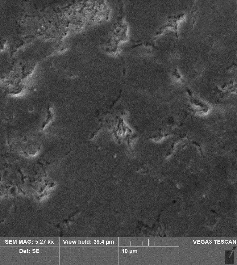 36 Kuva 44. 5270-kertainen SEM-kuva. Poikkileikkaushietutkimus Putkipalasta 2.4 valmistettiin mikrohie, jonka mitat olivat noin 1 cm x 1,5 cm poikkileikkaushietutkimuksen suorittamiseen.