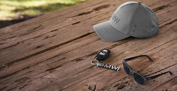 Etupuolella applikoitu design-merkki, jossa BMW logo-pinssi. Materiaali: puuvilla. Space Grey Melange S XXL BMW matkapuhelinsuoja, kova, alumiinia. Matkapuhelinsuoja, viimeistelty harjaamalla.