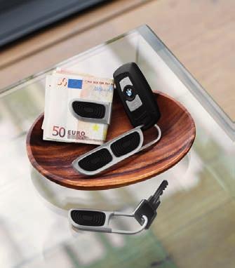 Made in Italy. Materiaali: vasikannahka, polyesteri. Mitat: 8,5 x 14,9 x 0,4 cm. 80 21 2 406 670 80 21 2 406 671 BMW Iconic setelipidike. BMW jäähdyttimen säleikön mallinen setelipidike.