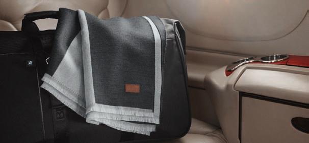 auki kääntyvän kotelon. Kehysten materiaali: jaloteräs. Lasimateriaali: nailon. Gunmetal 80 25 2 412 754 BMW Iconic nahkainen kirjekuorilaukku Unisex.