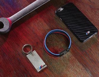 Suojakotelo hiilikuituoptiikkaa, värilliset BMW M raidat ja BMW M logo. Materiaali: muovi, polyakryyli. BMW M kronogra kello, automaattinen. Erityistarkka automaattinen kronogra kello.