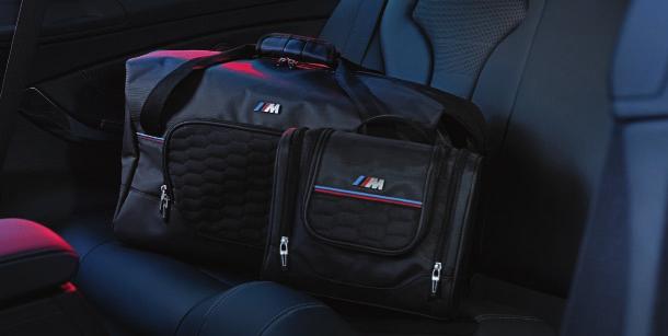 Sisävuori, jonka design BMW M4 ilmanottoaukon ritilästä. Materiaali: nailon, polyesteri. Mitat: 46 x 41 x 11 cm. 80 22 2 410 941 BMW M vetolaukku.