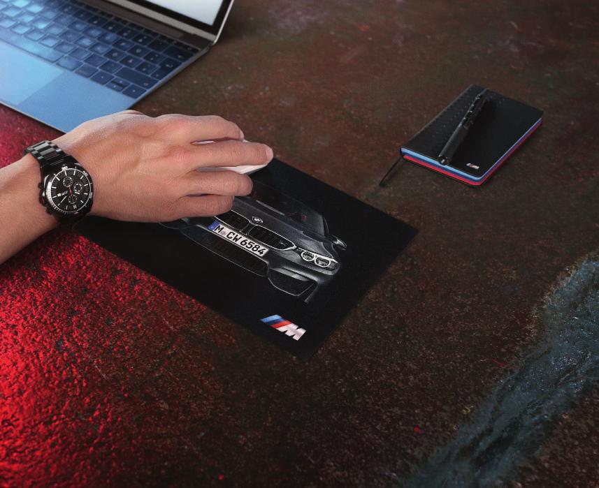 Ulkoinen USB-akkulaturi. Latauskapasiteetti ja liitännät kahdelle laitteelle. Pinnan design BMW M4 ilmanottoaukon ritilästä. Sivulla laseroitu BMW M logo. Materiaali: metalli.