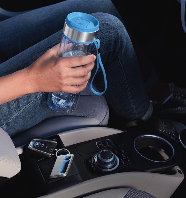 BMW LIFESTYLE BMW i COLLECTION ETUALALLA: KESTÄVYYS. BMW i lämpömuki. Läpinäkyvä, kaksikerrosseinäinen lämpömuki lämpimille ja kylmille juomille. Kansi, jossa lukittava syvennys. Materiaali: Tritan.