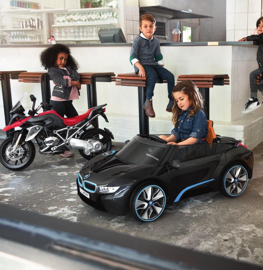 Pienimmille kaikkein suurinta: oma BMW i8 RideOn-autona, jossa on lokinsiipiovet. MP3-liitäntä ja kaiuttimet. Sähkömoottori, jossa ladattava 12 voltin akku. Huippunopeus 4 km/h.