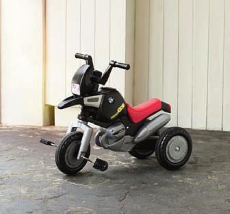 BMW LIFESTYLE BMW KIDS COLLECTION EI KIIRETTÄ AIKUISUUTEEN. BMW Kidsbike. Kaksinkertaisen kivasti liikkeellä: potkupyörä ja polkupyörä samassa. Harjoittaa tasapainoa, ei tarvita apupyöriä.