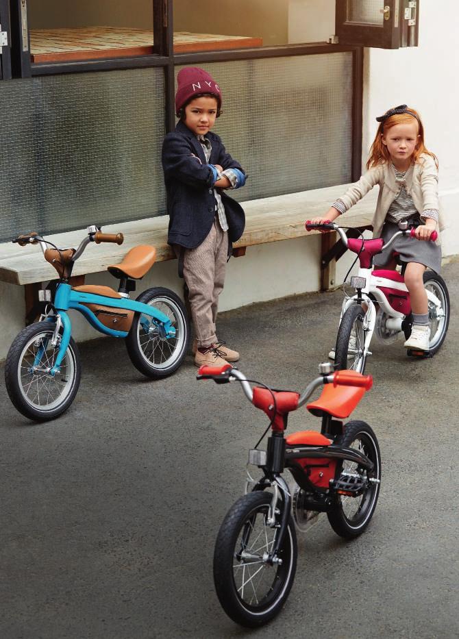 Nyt kaasutellaan: urheilullinen Baby Racer -potkuauto uudessa BMW merkki-designissa. Nopeus- ja kierroslukumittarit; konepelti ja takaluukku korkeakiiltoiset. Pehmeä istuin. Pieni kääntöympyrä.