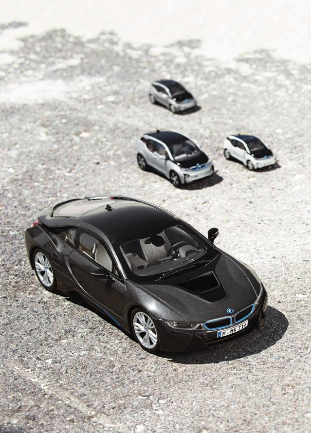 BMW LIFESTYLE BMW PIENOISMALLIT INNOVAATIOT JA DESIGN PARHAASSA SUHTEESSA. BMW i8 (i12). Tarkka BMW i8 -pienoismalli, jossa liikkuva ohjaus. Ovet ovat avattavia. Yksityiskohtainen sisätila.