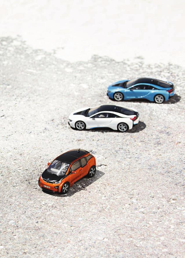 2 336 837 80 42 2 336 838 80 42 2 336 839 80 42 2 336 843 BMW i3 (i01). BMW i3 yksityiskohtaisen tarkkana pienoismallina. Kumirenkaat. Alkuperäistä yksityiskohtaisesti muistuttava sisätila.
