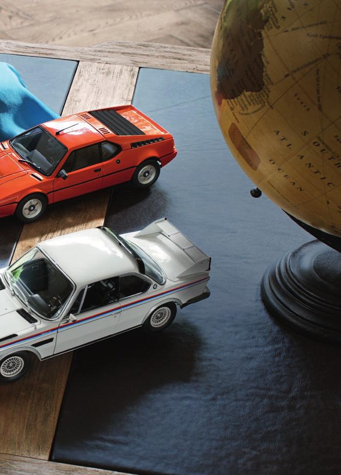 Aerodynaamisen, kevyen alustan jäljitelmä. Pohjalevyssä BMW logo. Ovet, konepelti ja takaluukku ovat avattavia.
