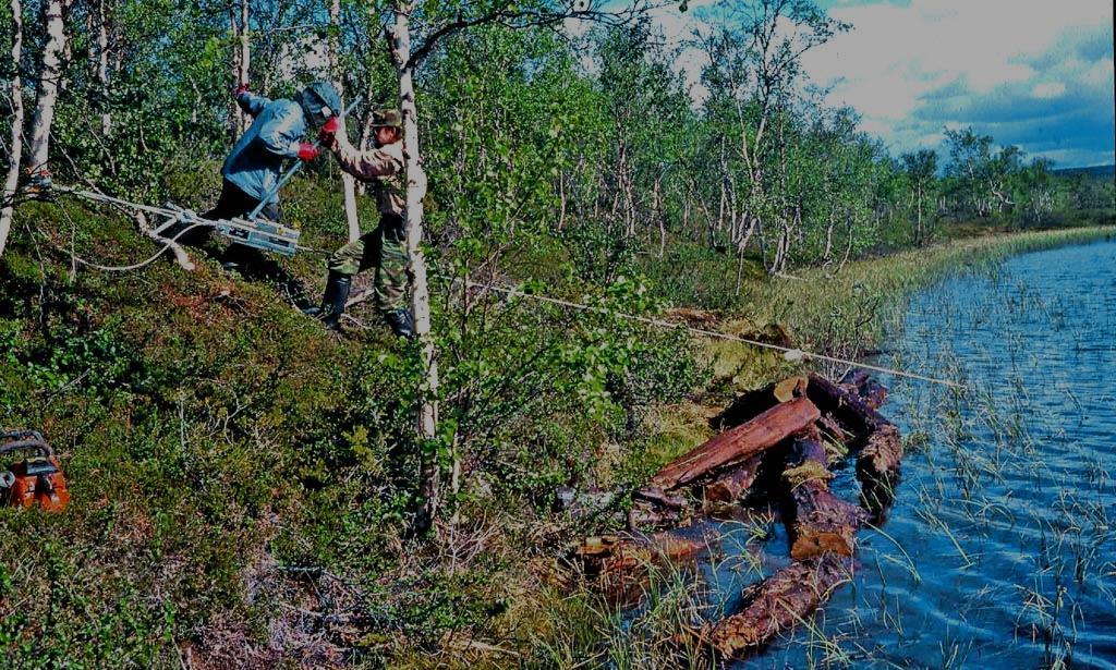 Mauri Timonen Mikko Välimaa ja Kullervo Ruotsalainen nostotöissä Kalmankaltion järvellä 1996 Ranskalaisvalmisteinen