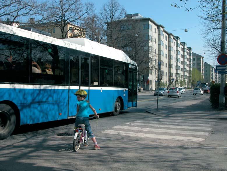 Liikkuminen ja liikenne 7 Asuinalueen liikennejärjestelmään ja liikkumisympäristöön vaikuttavat monet seikat, kuten alueen yhdyskuntarakenteellinen sijainti, etäisyydet työpaikkoihin ja palveluihin,