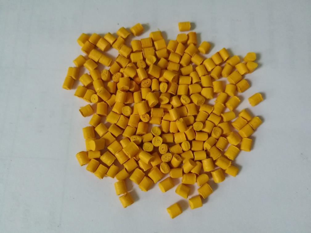 8 2.2 Väriaineet 2.2.1 Keltainen Keltaisen väriaineen (kuva 3.) valmistaa ruotsalainen yritys Plasticolor Sweden Ab. Värin tunnus on PE 7A413 L.